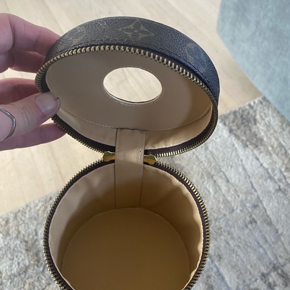 Louis Vuitton rare toilet paper holder. For someone who loves LV. Like new - Picture 2 of 3